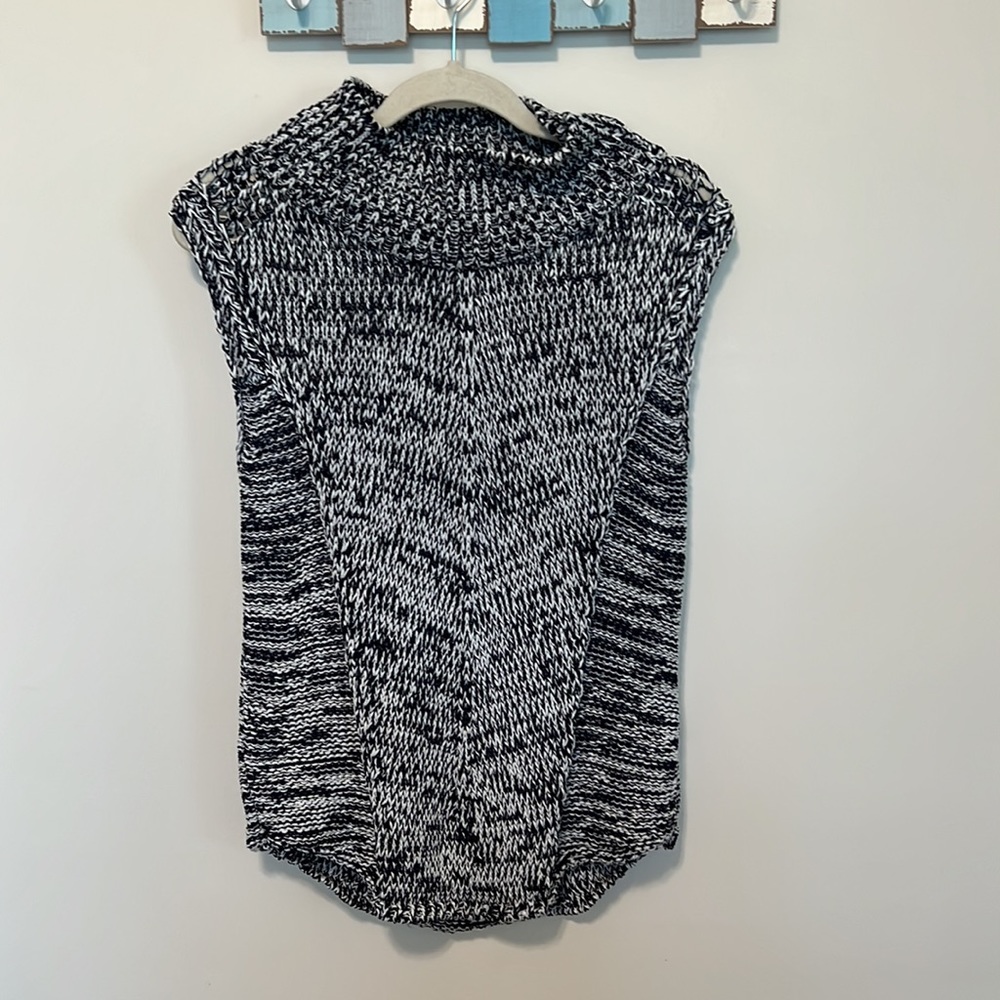 White House Black Market Sleeveless Marled Sweater / Size XS / Blue and White